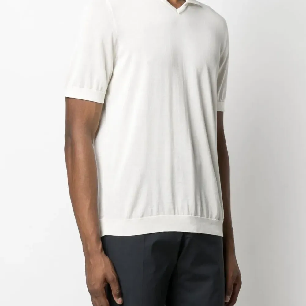 Футболка с заостренным воротником