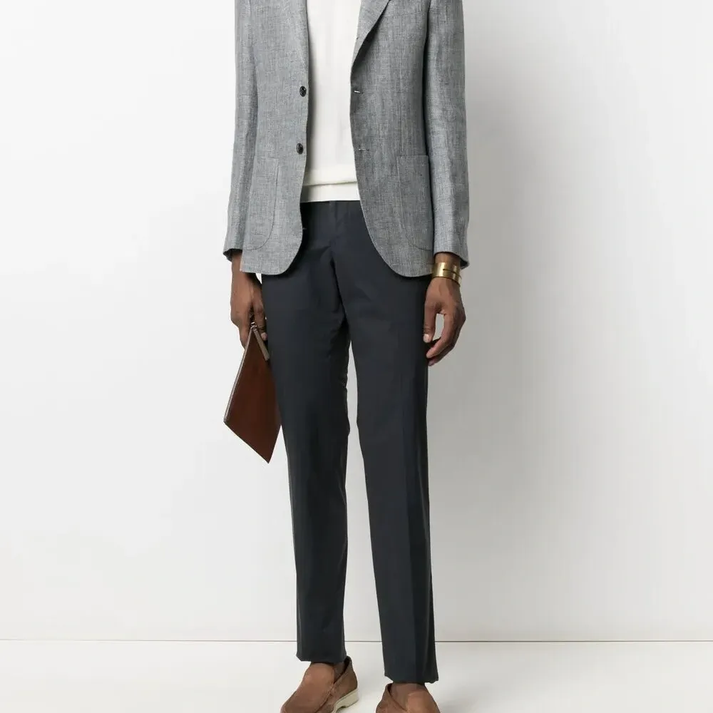 Футболка с заостренным воротником