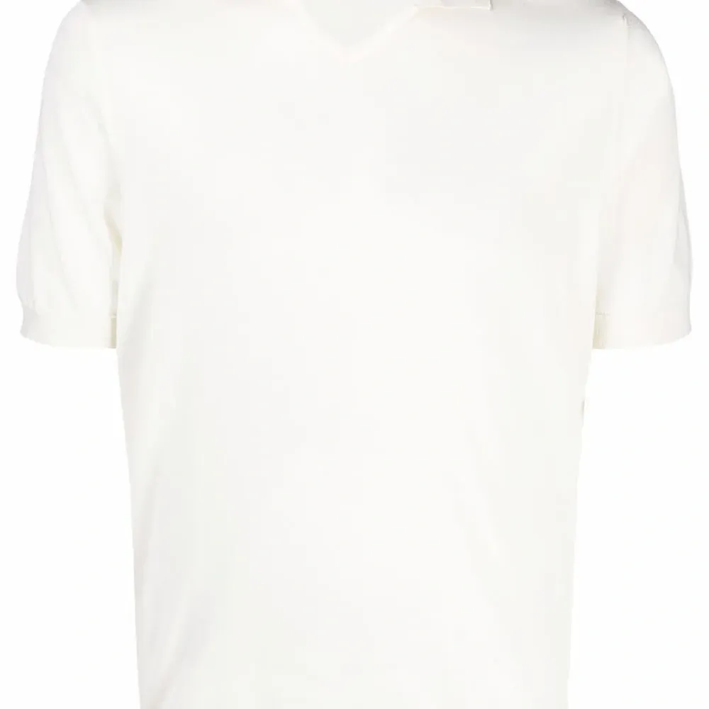 Футболка с заостренным воротником