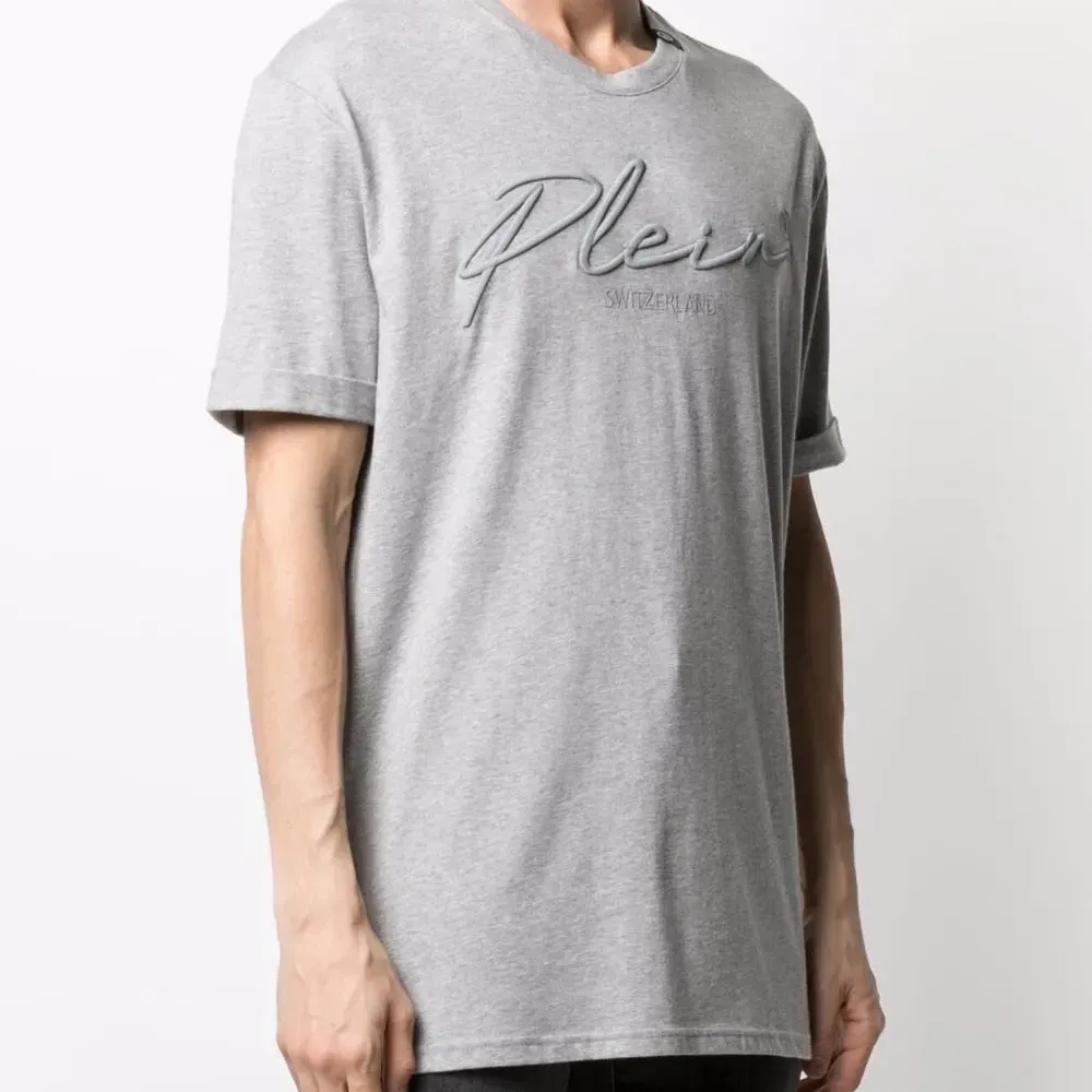 Футболка с вышитым логотипом