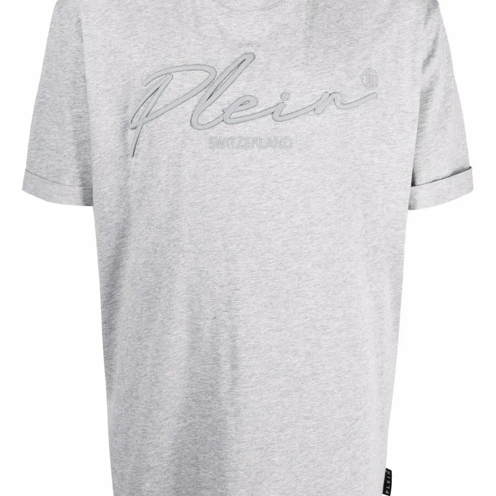 Футболка с вышитым логотипом