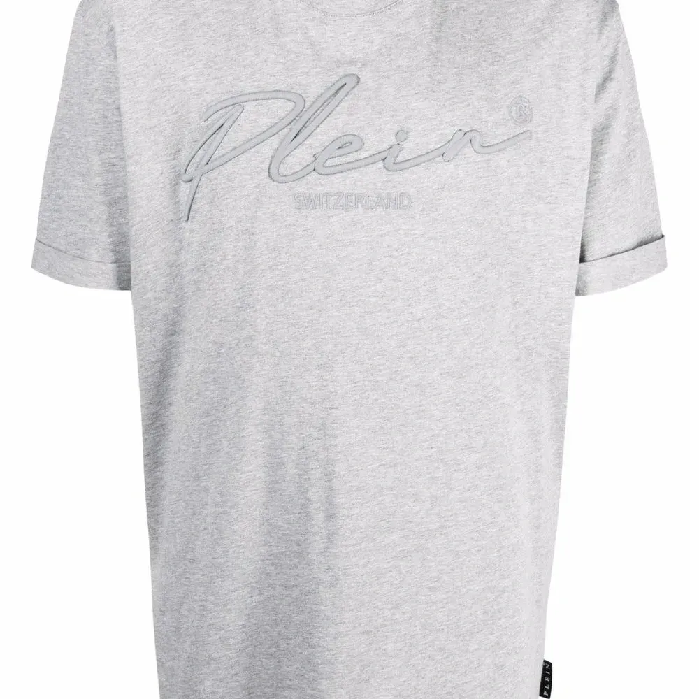 Футболка с вышитым логотипом