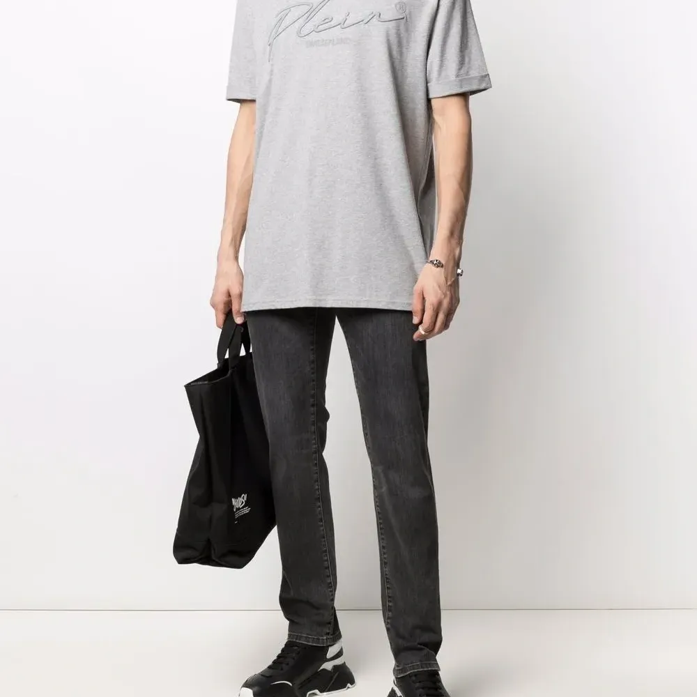 Футболка с вышитым логотипом