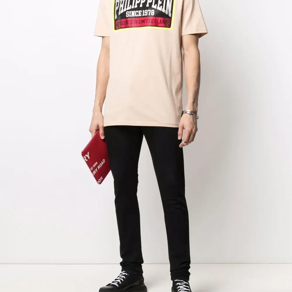 Футболка с логотипом