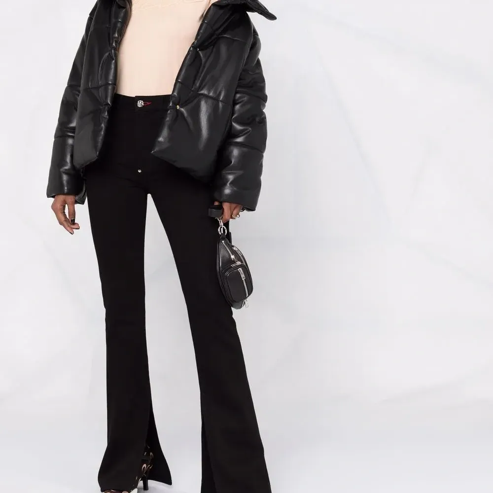 атласная футболка с вышитым логотипом