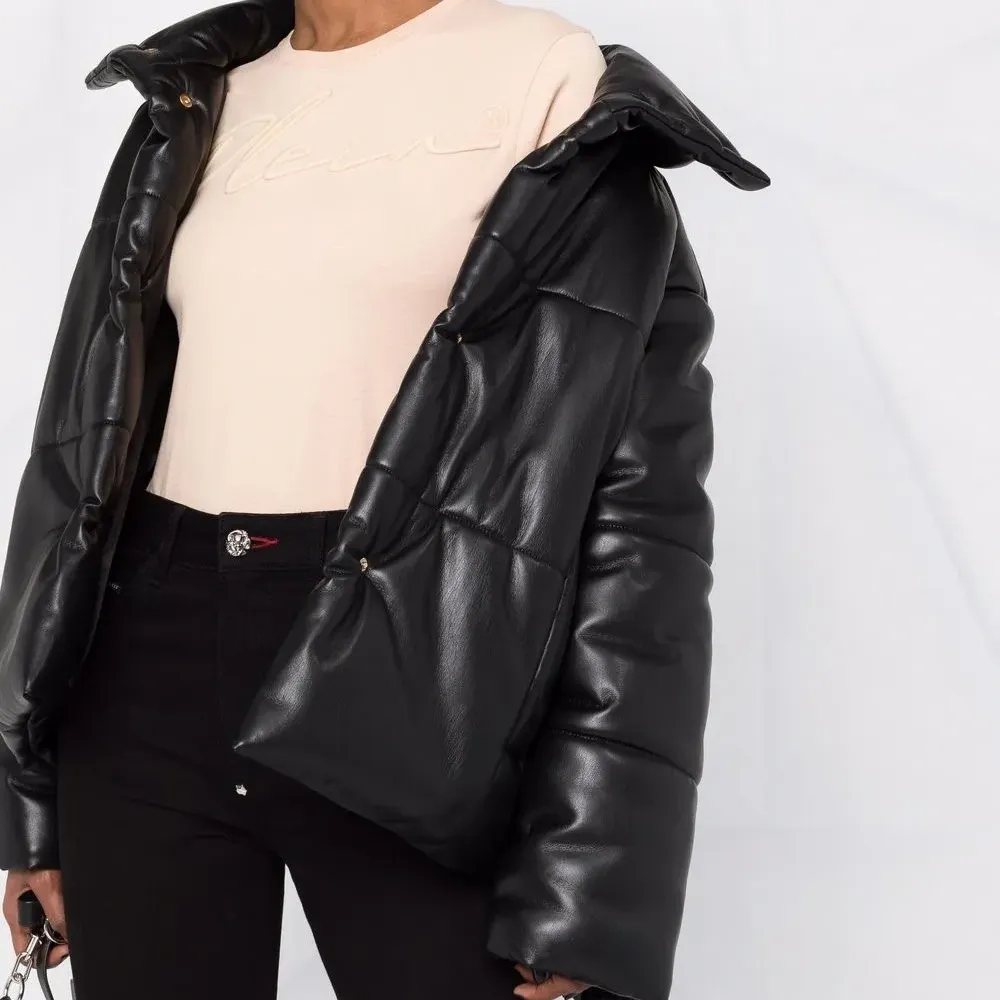 атласная футболка с вышитым логотипом