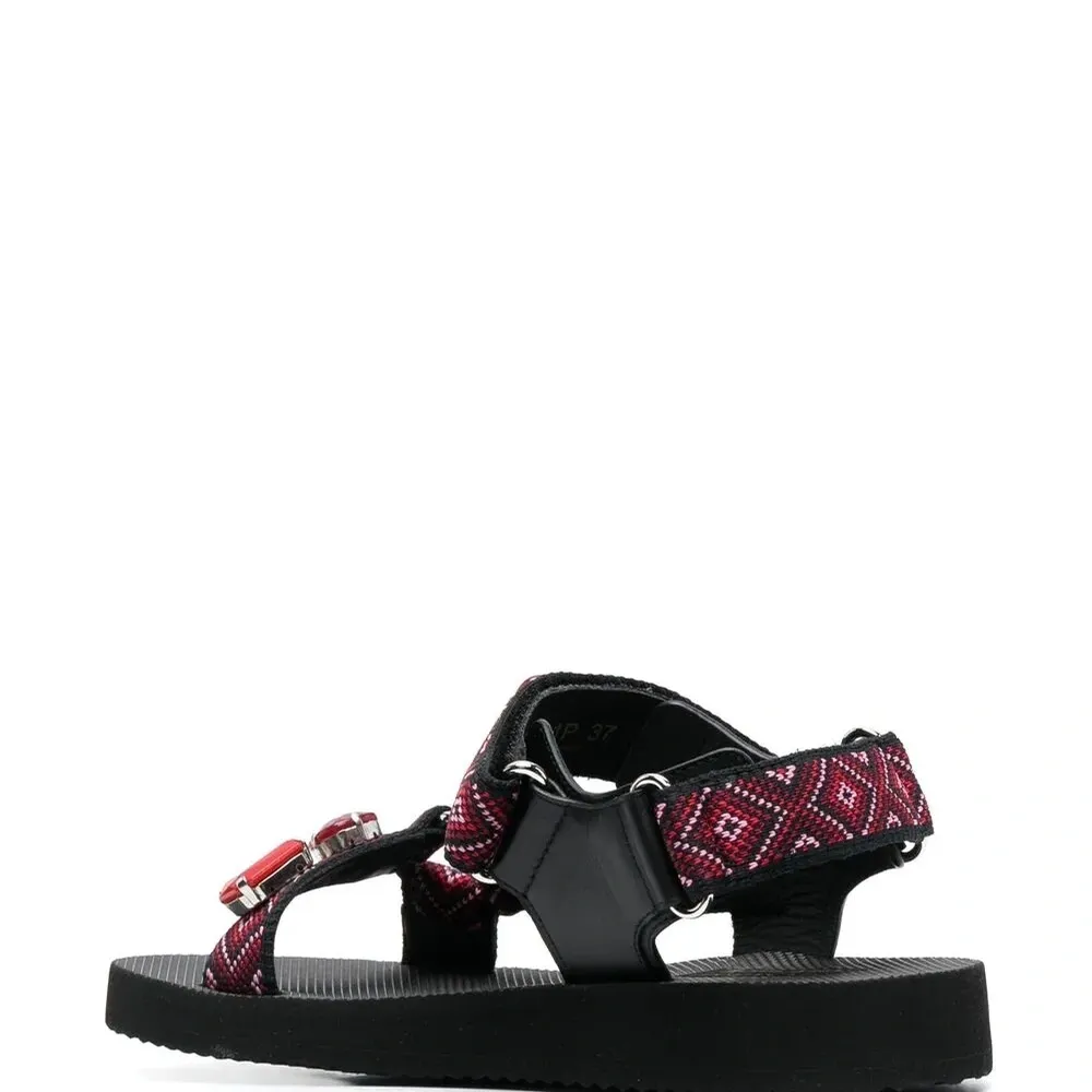 сандалии с пряжками