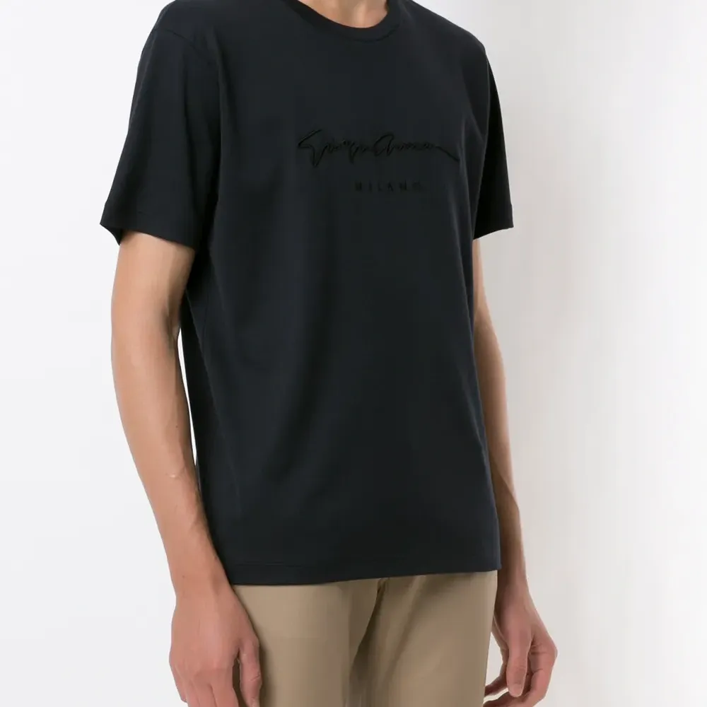 Футболка с вышитым логотипом