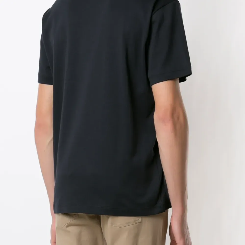 Футболка с вышитым логотипом