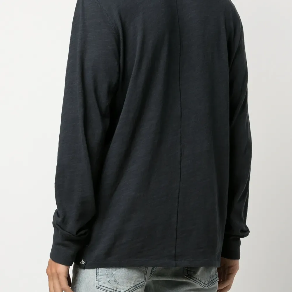 топ с круглым вырезом и длинными рукавами