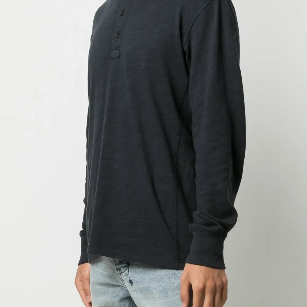 топ с круглым вырезом и длинными рукавами