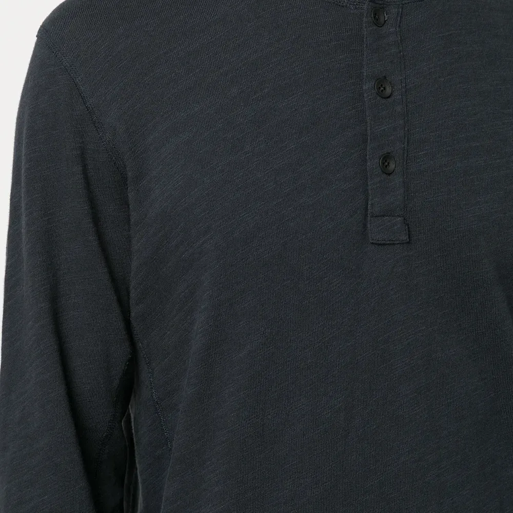 топ с круглым вырезом и длинными рукавами