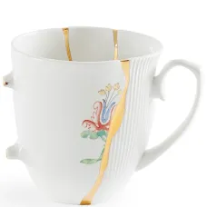 Фарфоровая чашка с цветочным принтом