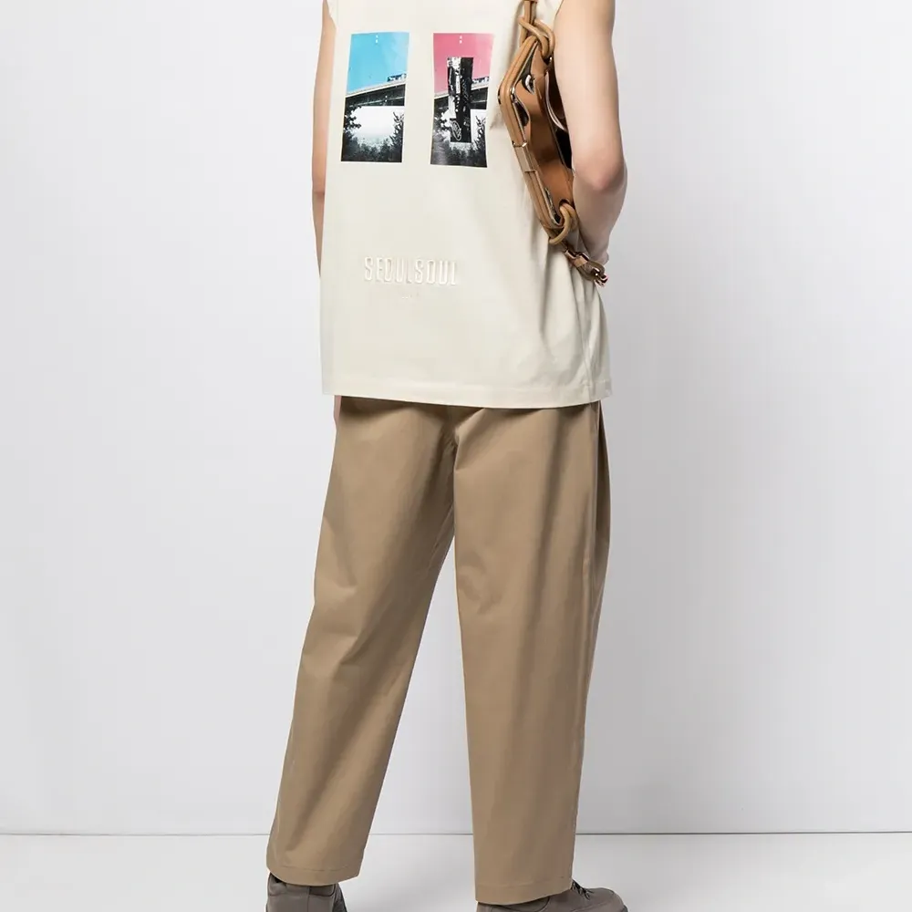 топ с графичным принтом