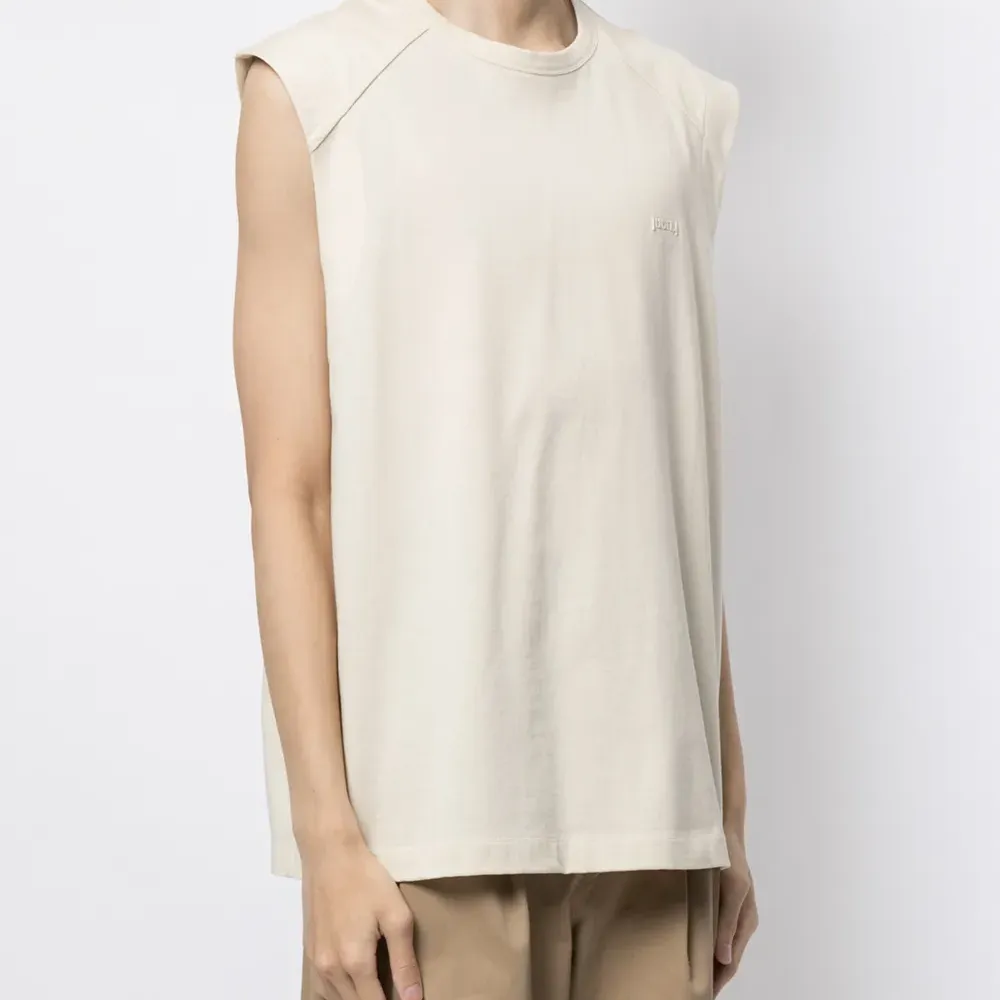 топ с графичным принтом