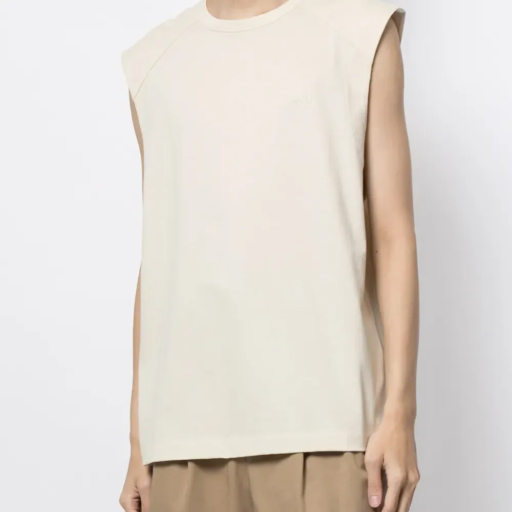 топ с графичным принтом