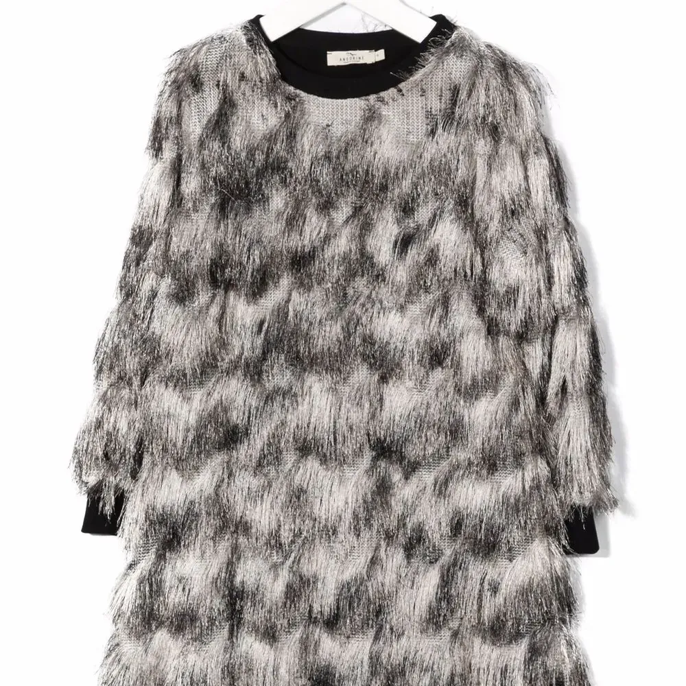 платье с длинными рукавами и бахромой