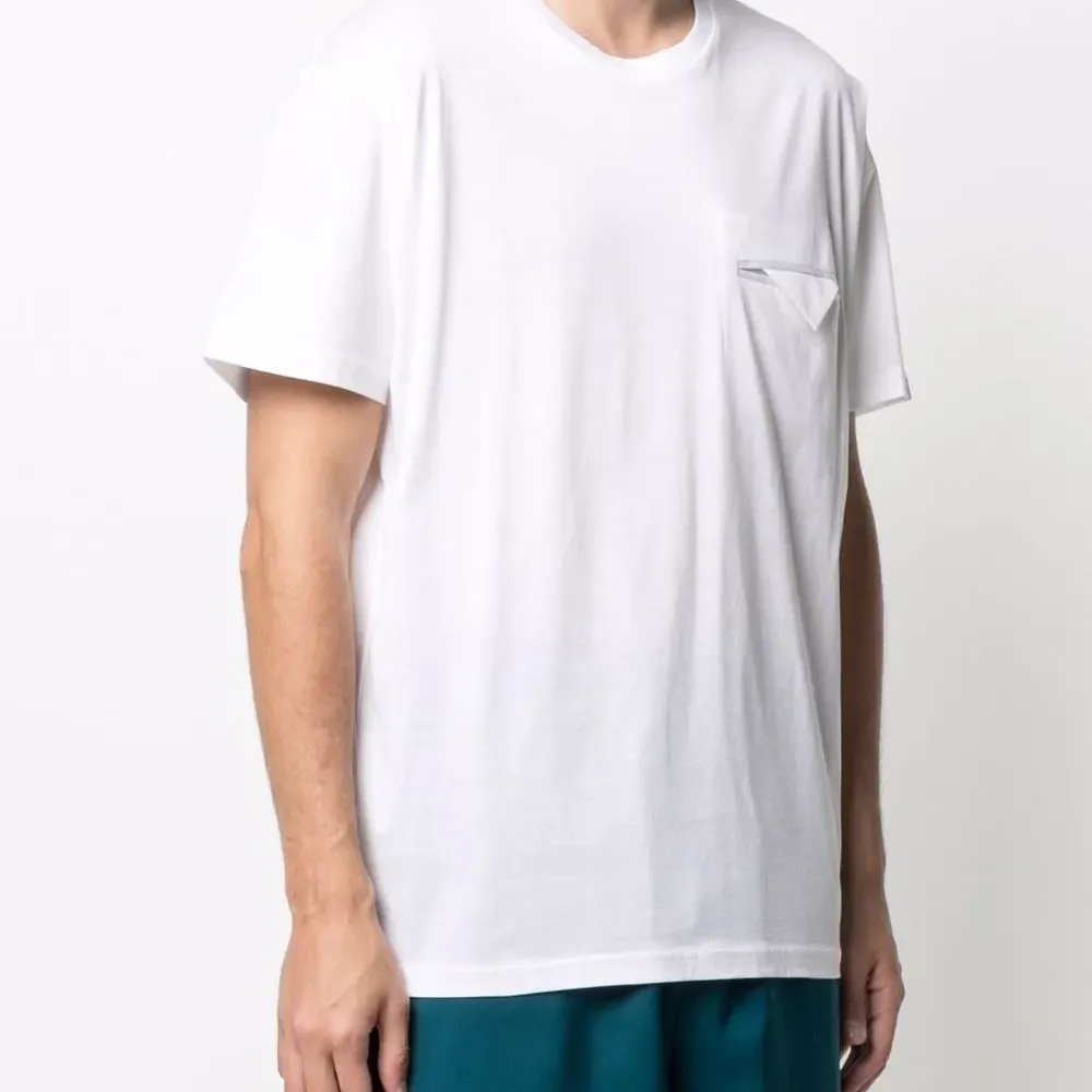 Футболка с прорезным карманом