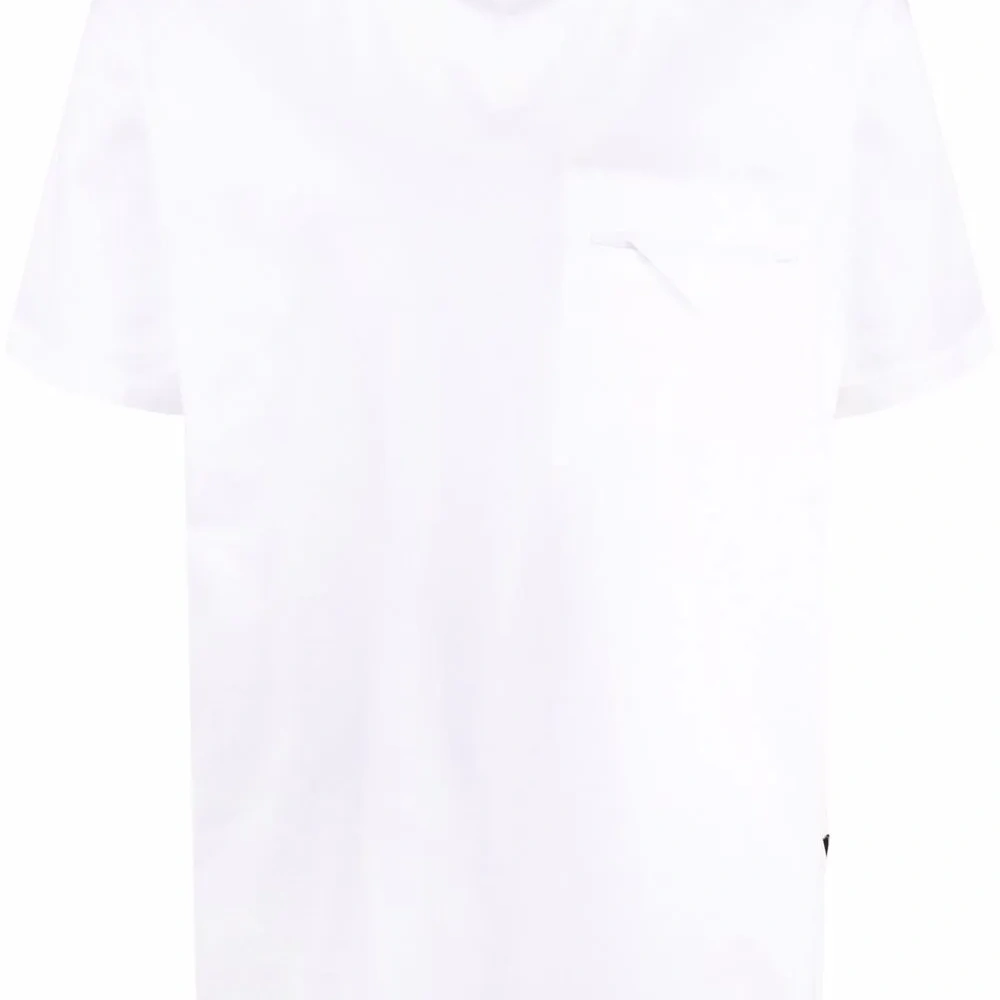 Футболка с прорезным карманом