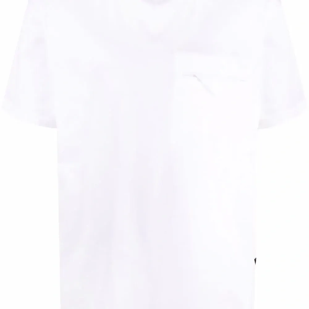 Футболка с прорезным карманом