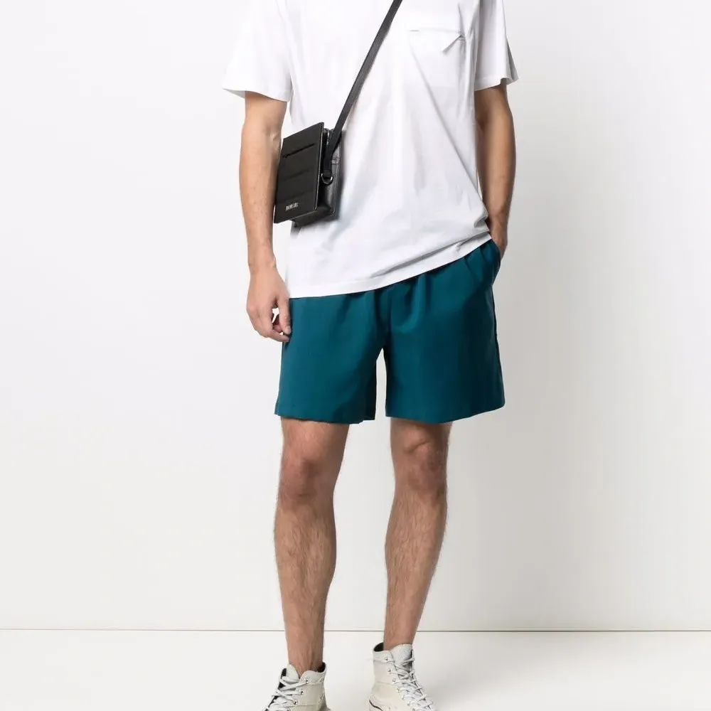 Футболка с прорезным карманом