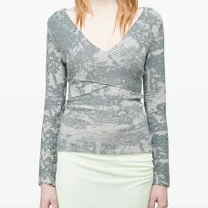 Футболка с абстрактным принтом и запахом