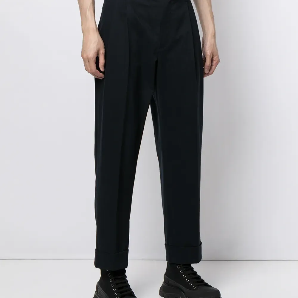 брюки прямого кроя с подворотами