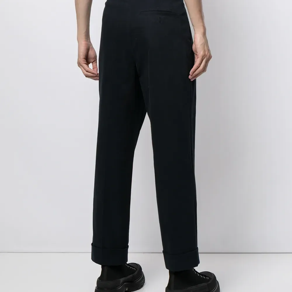 брюки прямого кроя с подворотами