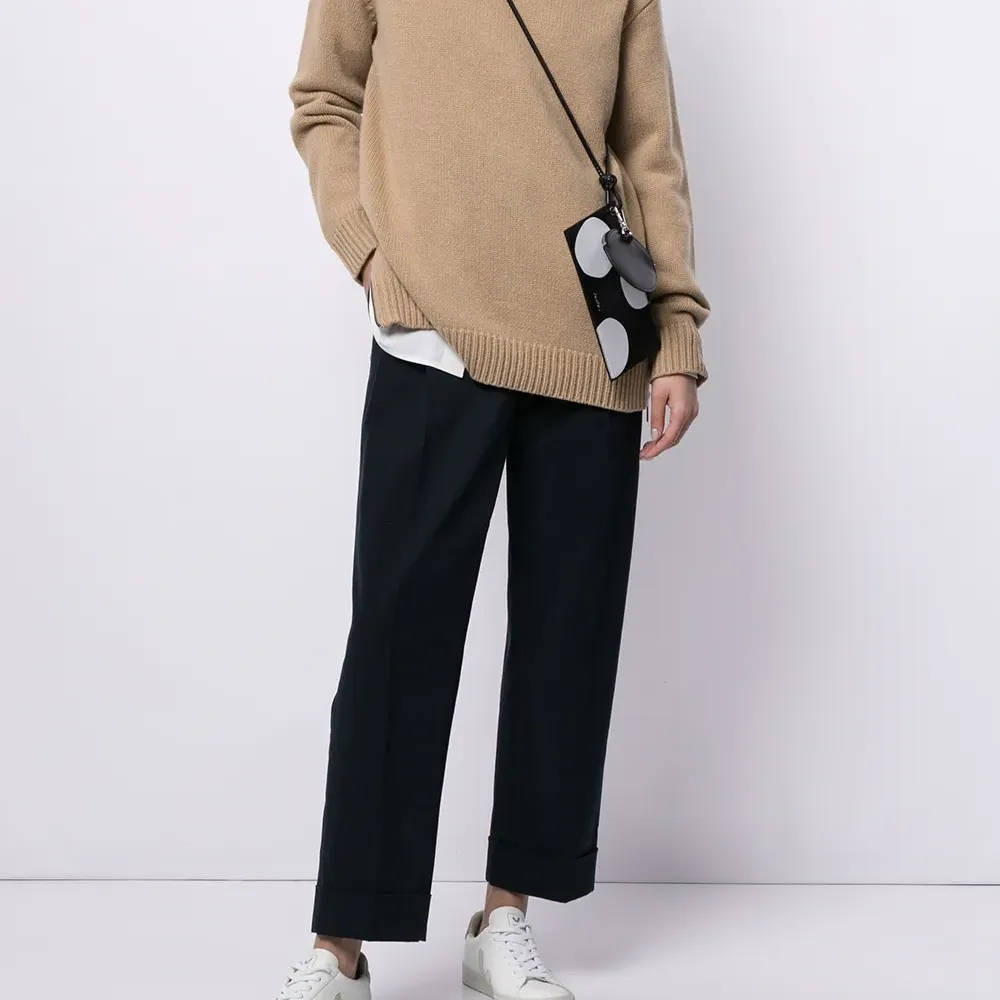 брюки прямого кроя с подворотами