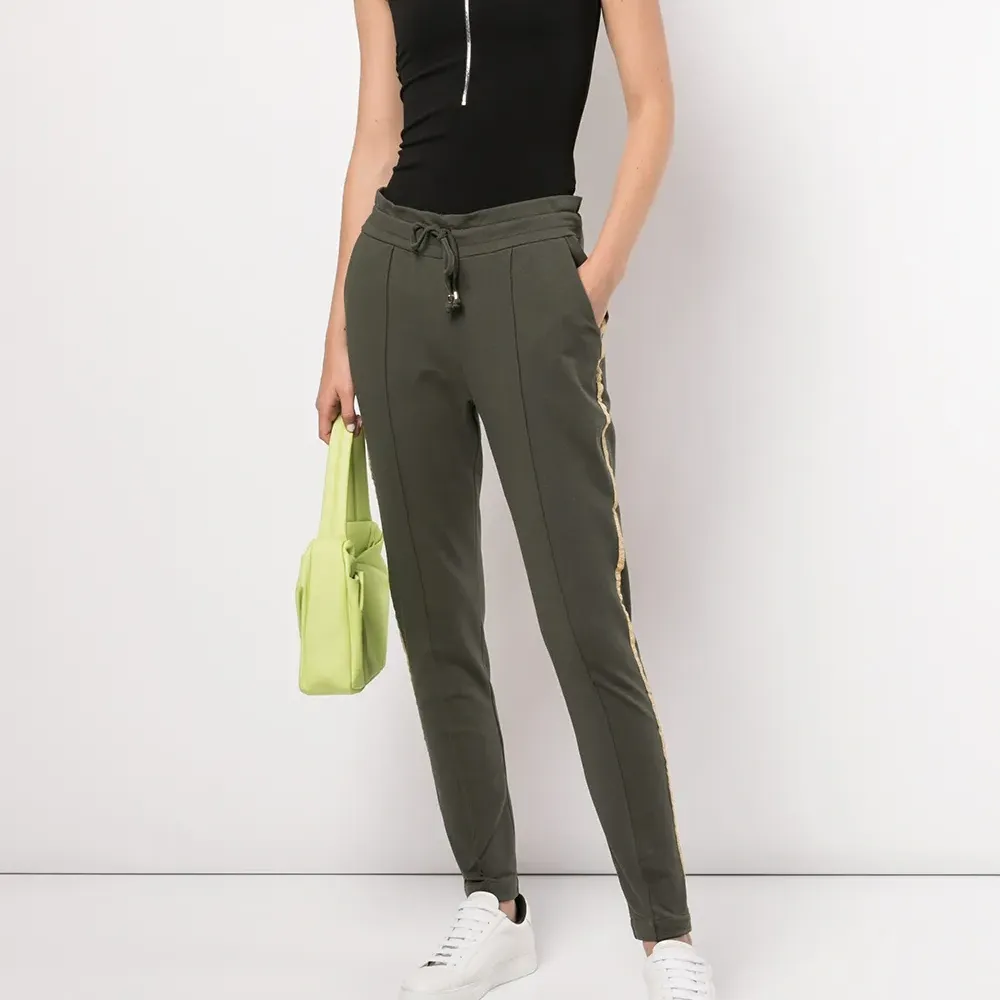 Спортивные брюки с лампасами