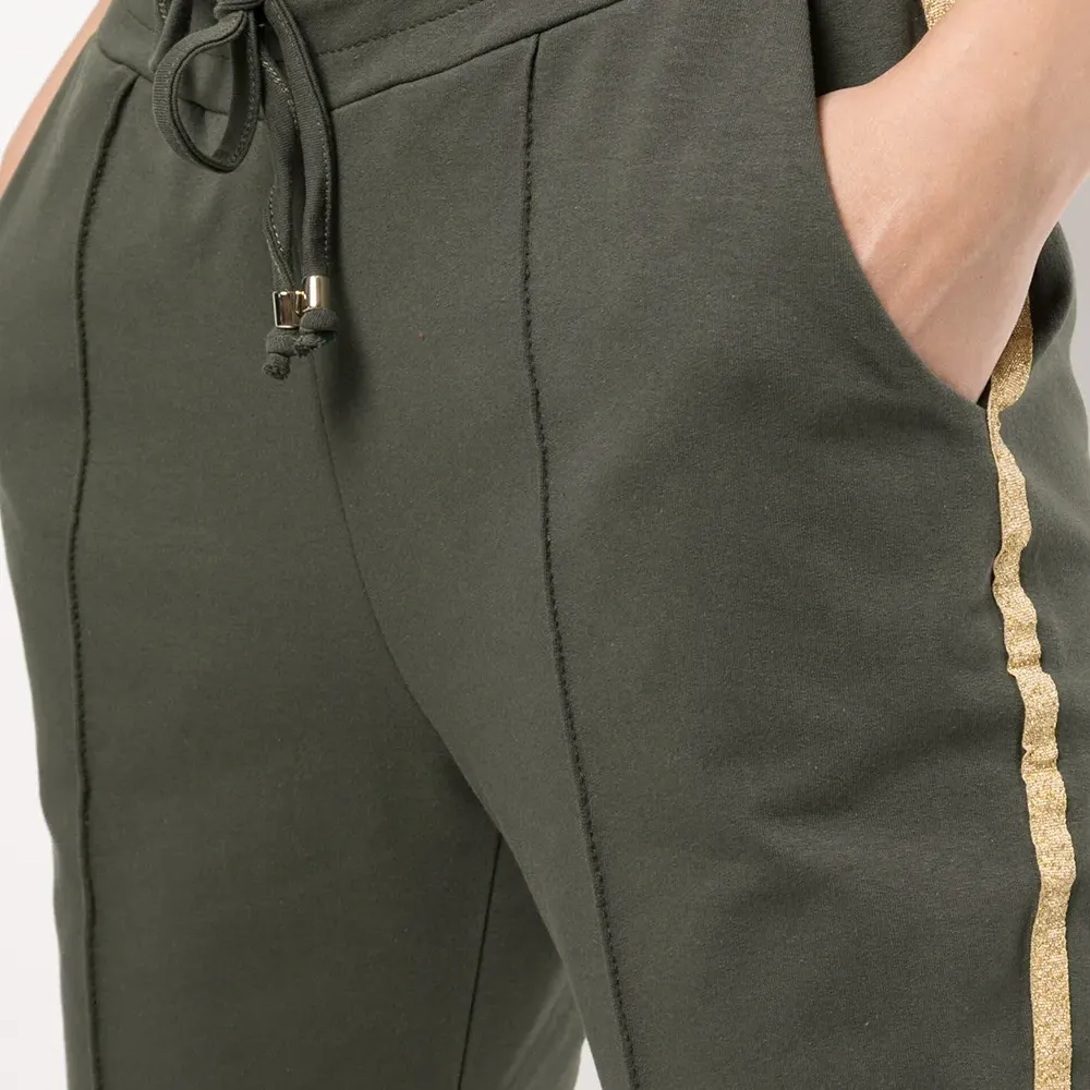 Спортивные брюки с лампасами