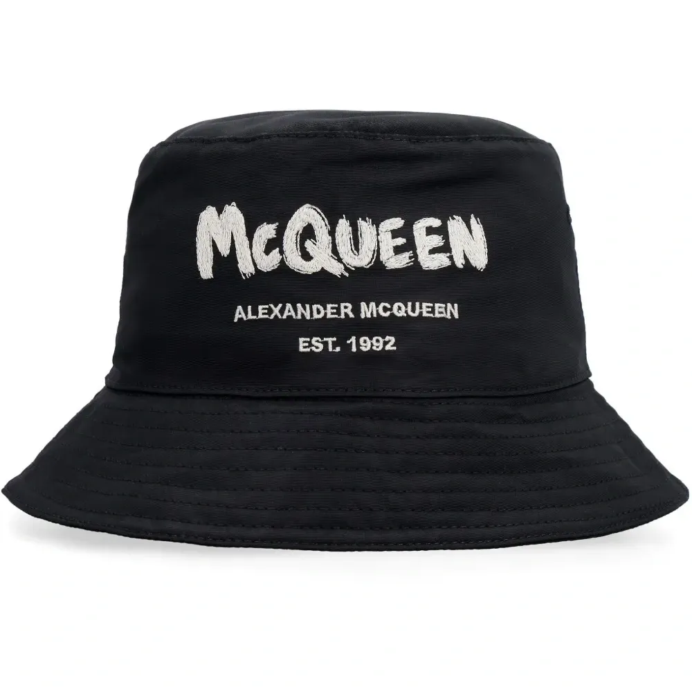 Панама McQueen с принтом граффити