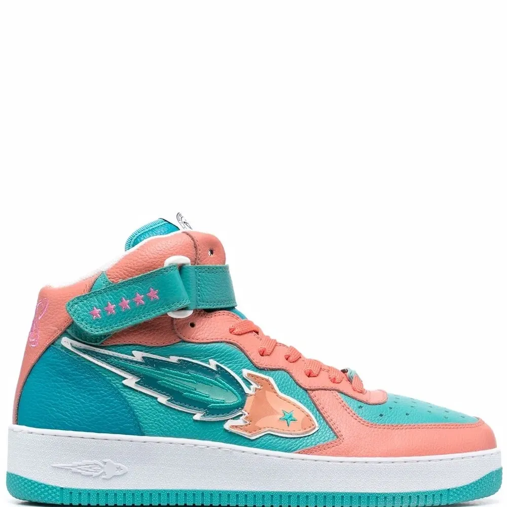 высокие кроссовки с нашивкой