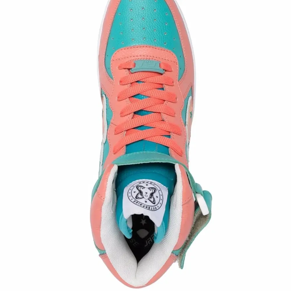 высокие кроссовки с нашивкой