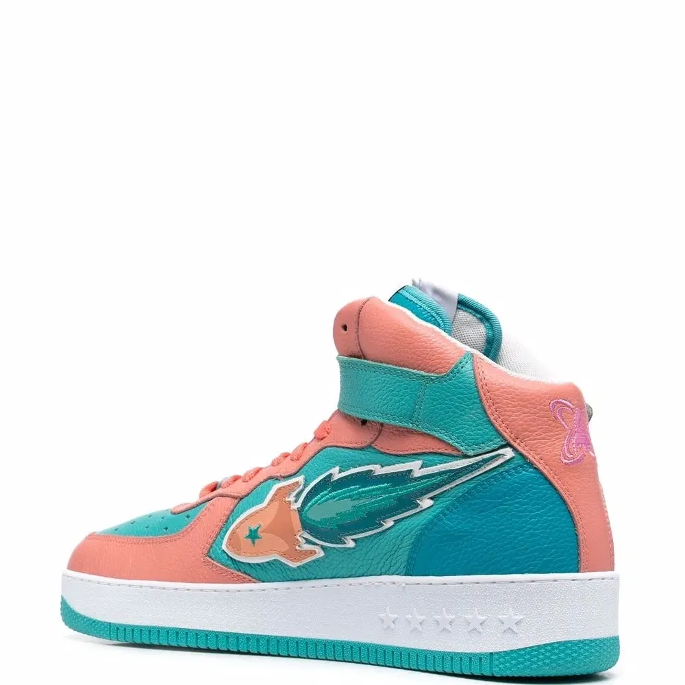 высокие кроссовки с нашивкой