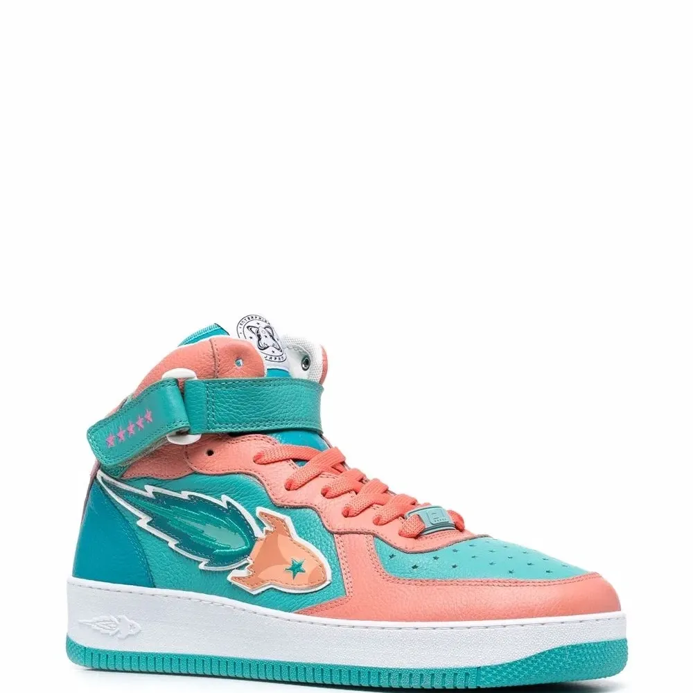 высокие кроссовки с нашивкой