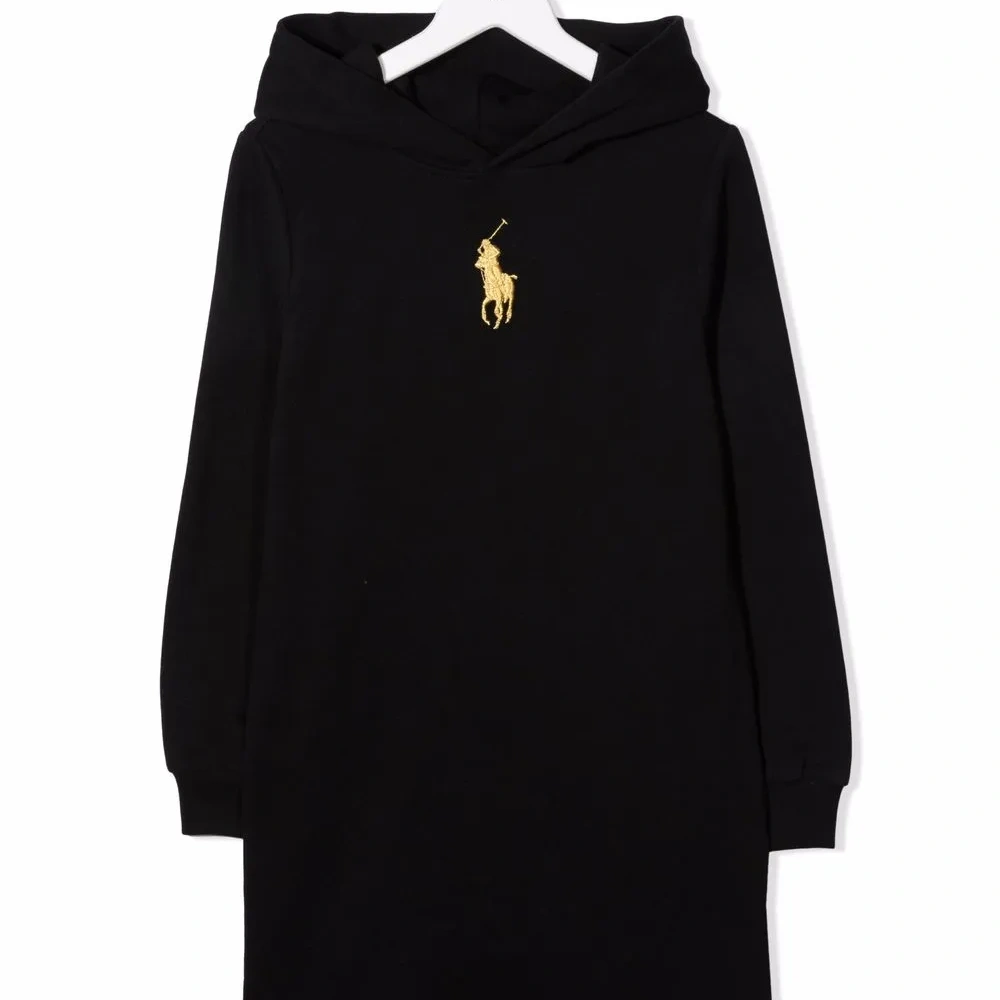 платье с вышитым логотипом