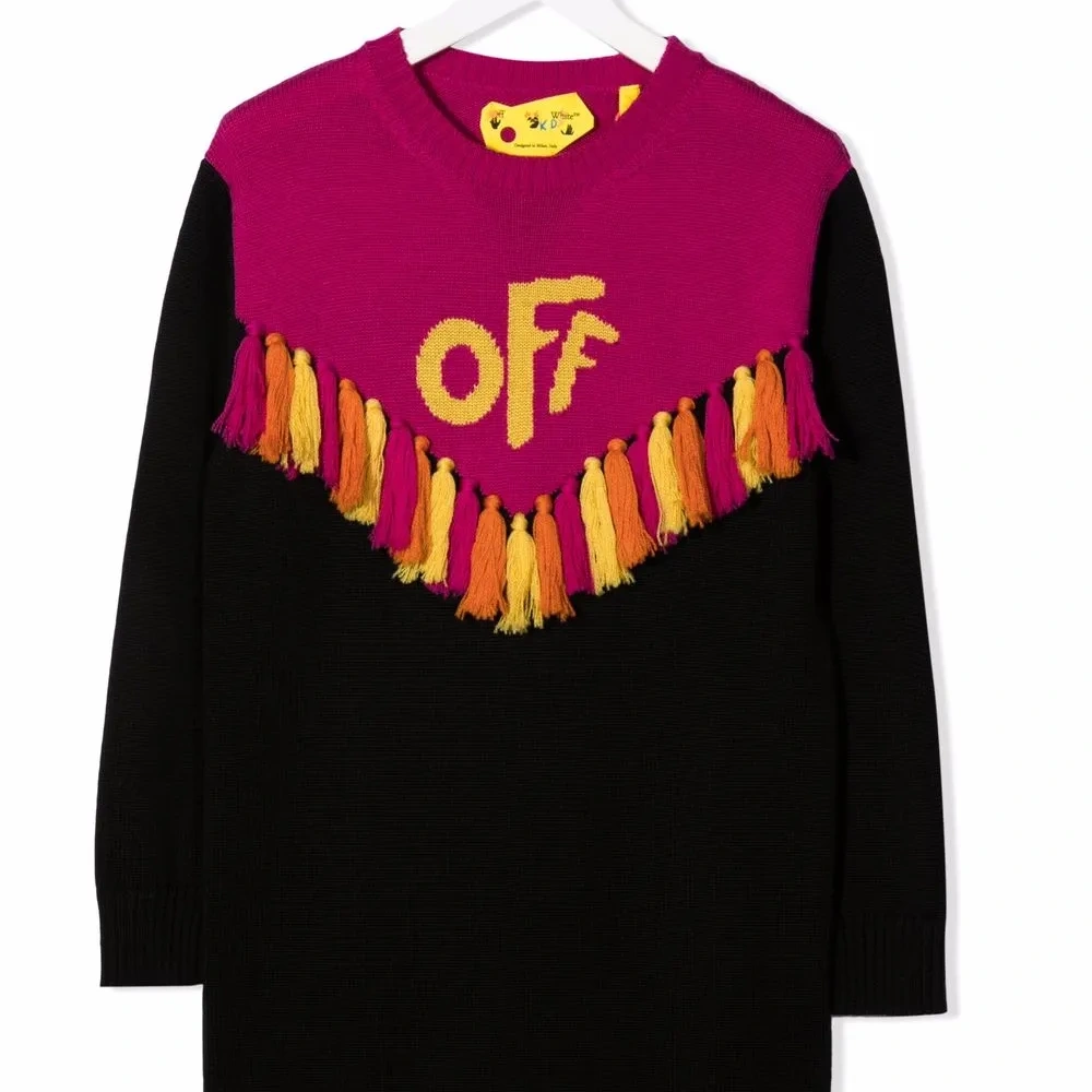 платье с логотипом