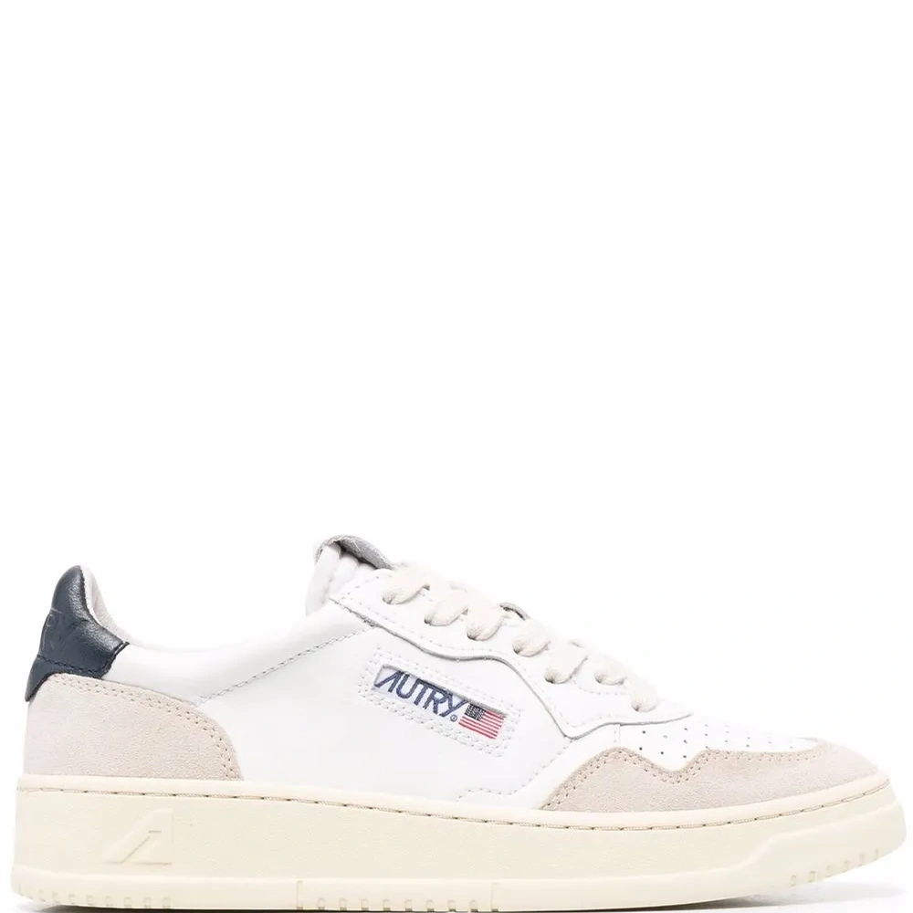 Кроссовки с нашивкой-логотипом