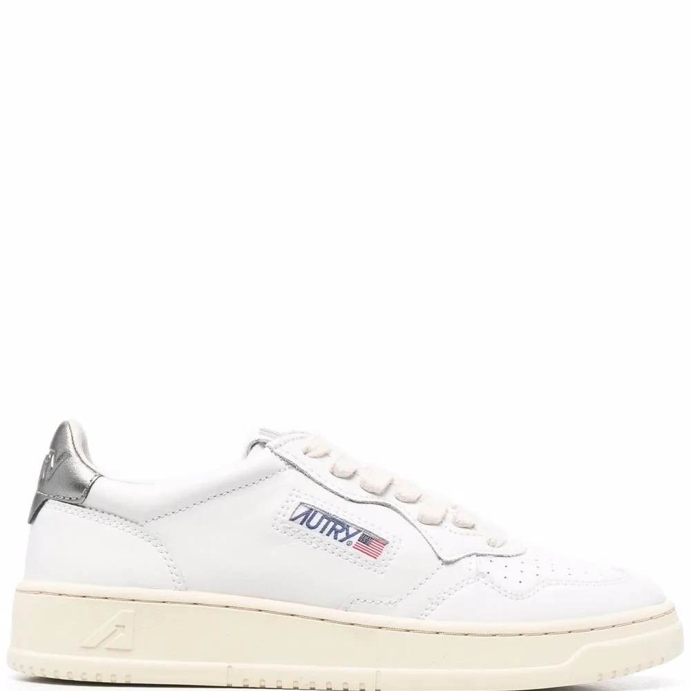 Кроссовки на шнуровке