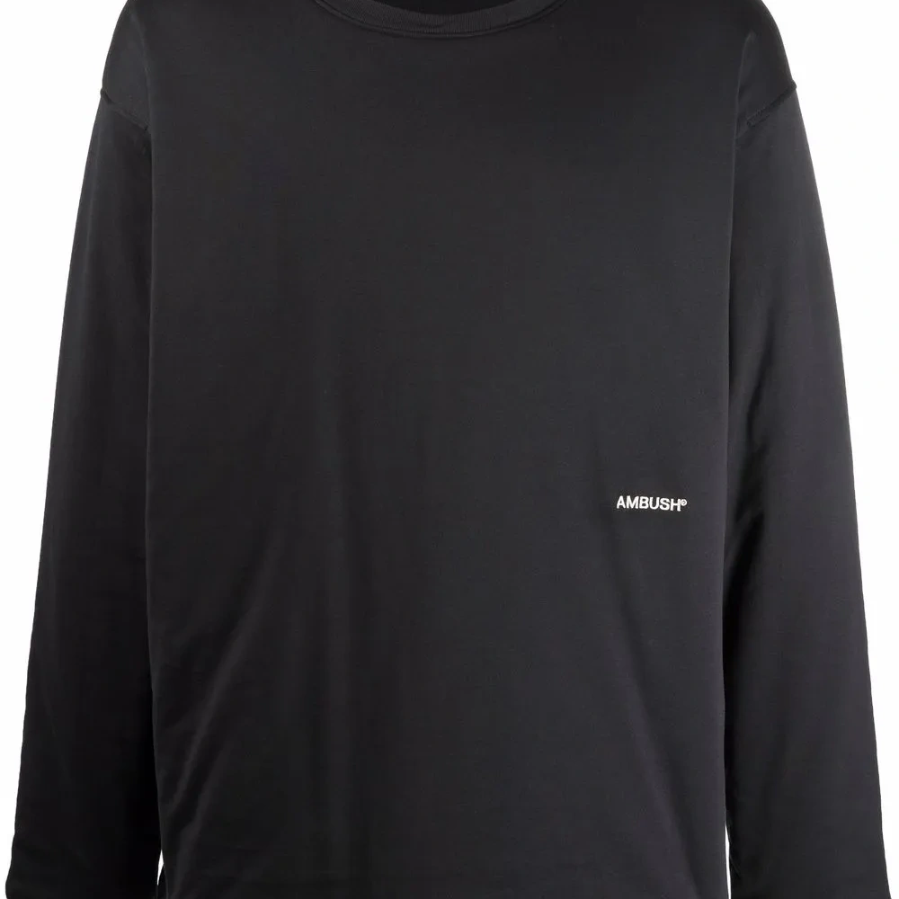 футболка с логотипом