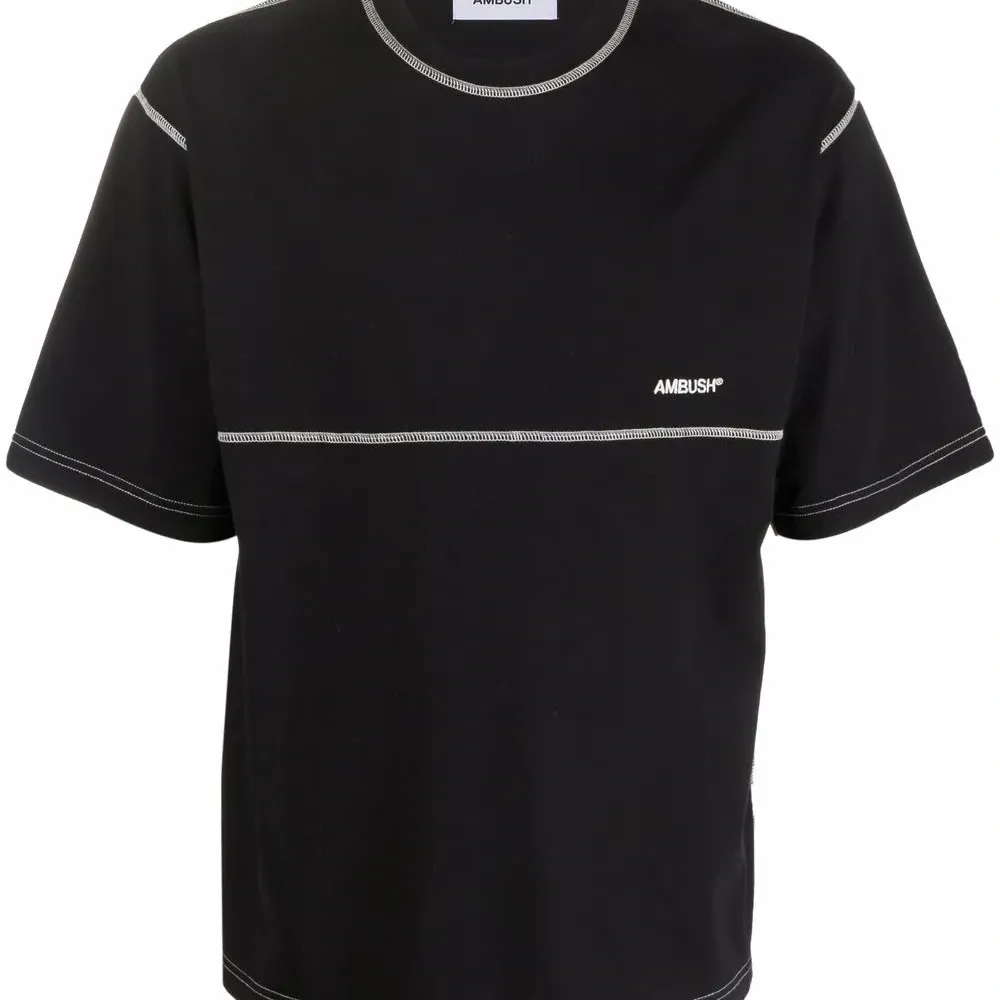 футболка с вышитым логотипом