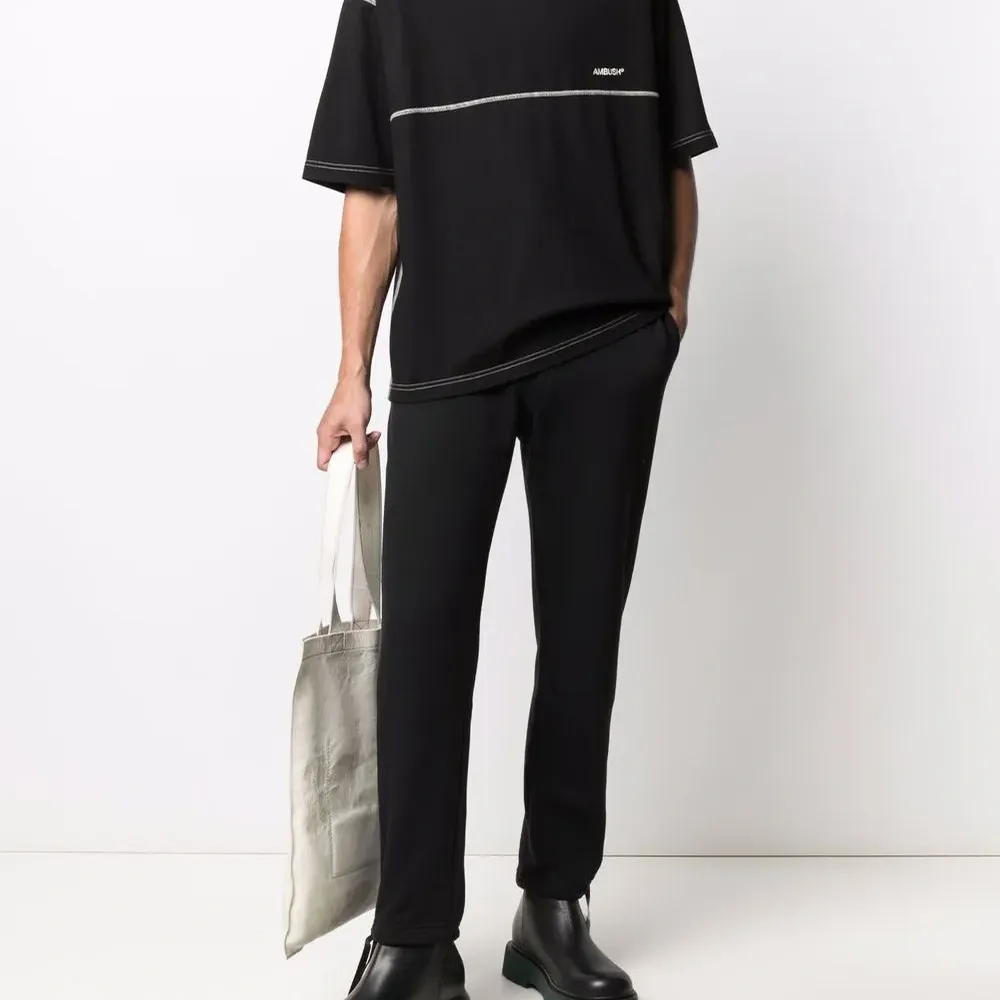 футболка с вышитым логотипом