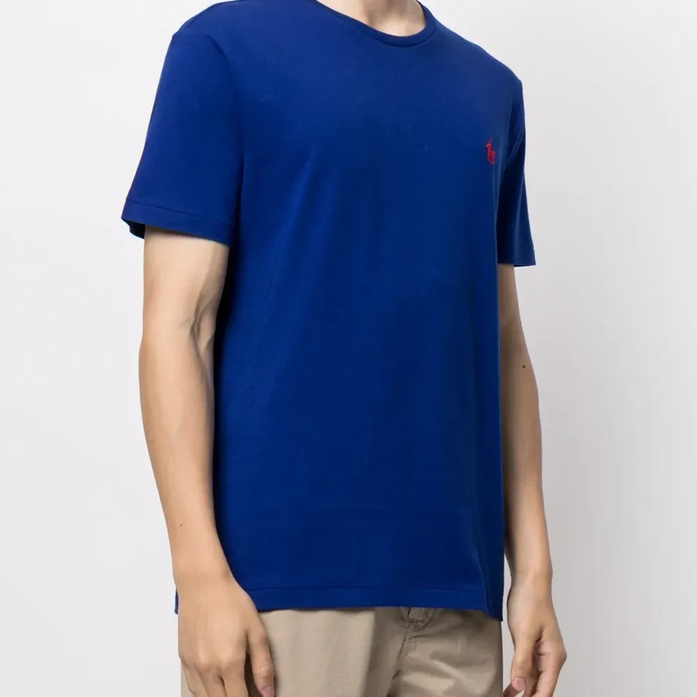 Футболка с вышитым логотипом