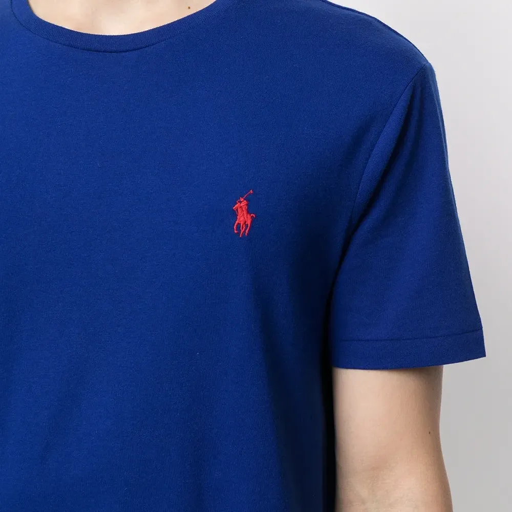 Футболка с вышитым логотипом