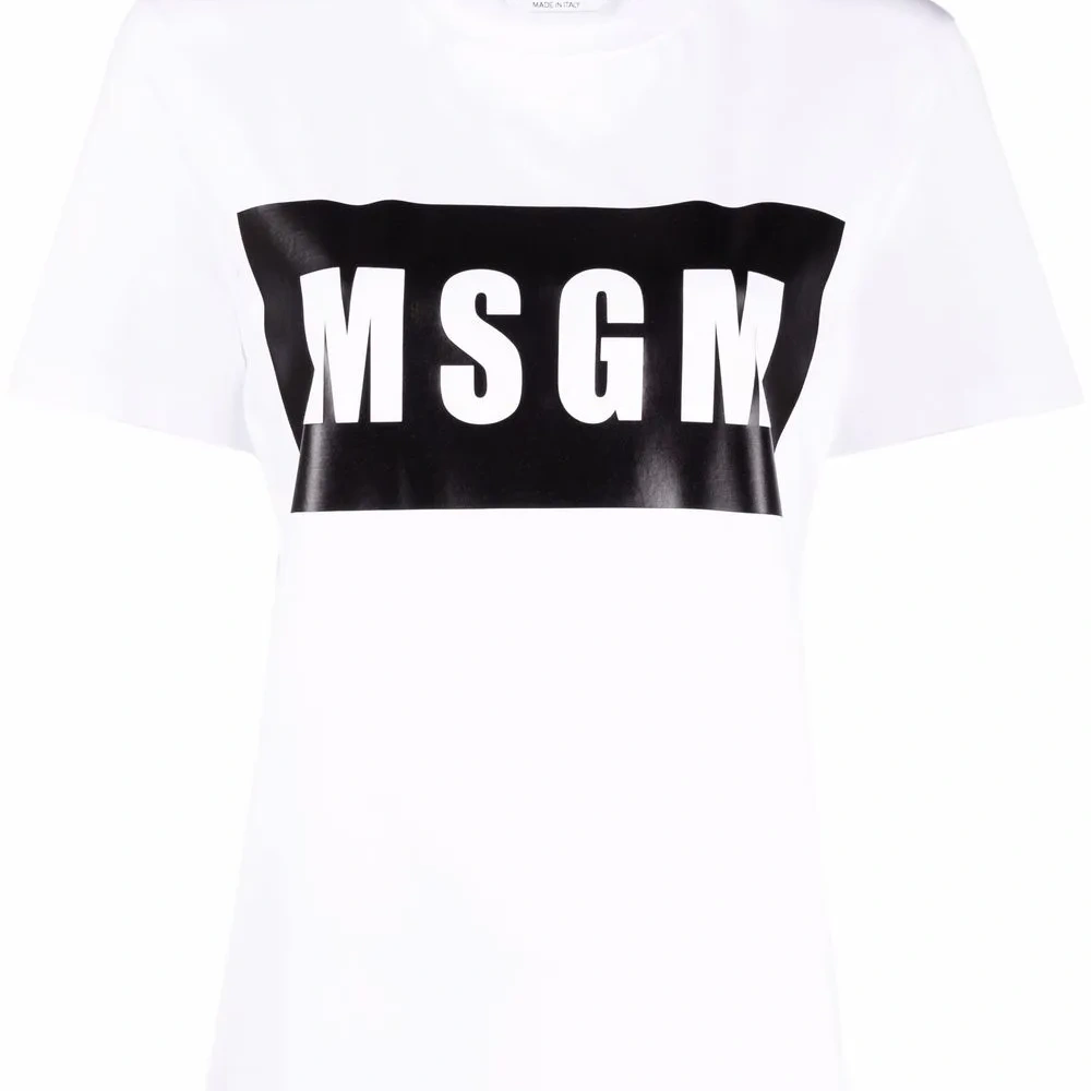 Футболка с логотипом