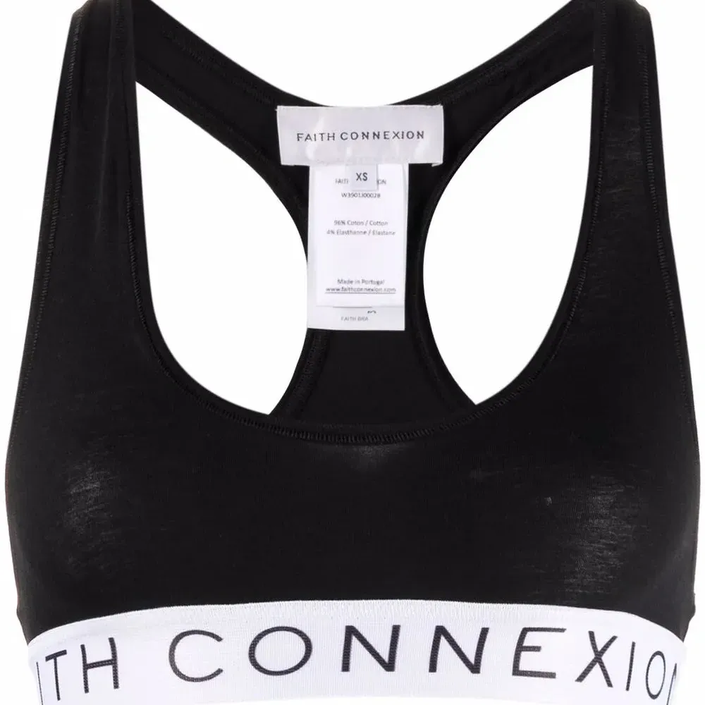 спортивный топ с логотипом