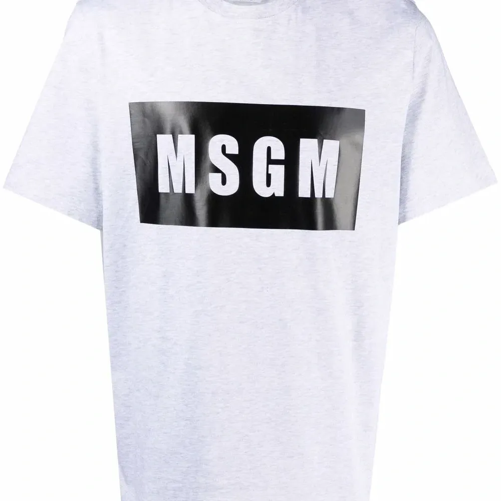 Футболка с логотипом