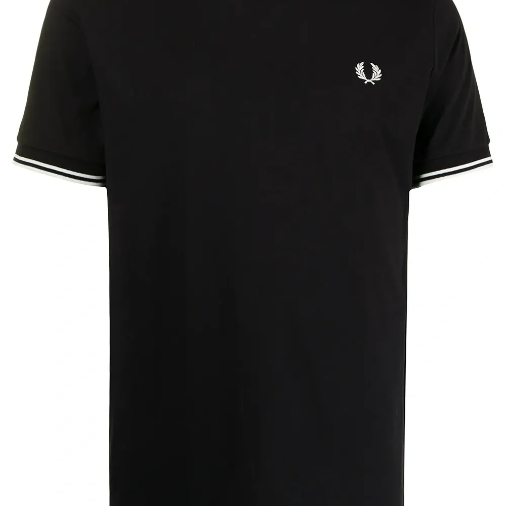 Футболка с вышитым логотипом