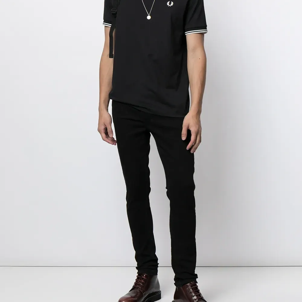 Футболка с вышитым логотипом